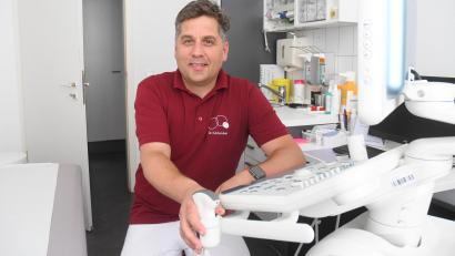 Bild: Gabi Schönberger
Der Facharzt für Allgemeinmedizin Dr. Dominik Kuhbandner ist seit Juli in Parkstein. Er hat die Praxis von Dr. Bernhard Hartwig im alten Schulhaus am Marktplatz übernommen.