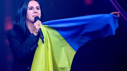 Bild: Britta Pedersen/dpa-POOL/dpa
Die frühere ESC-Siegerin Jamala aus der Ukraine hat sich schon vor Wochen für eine Austragung des Wettbewerbs in Großbritannien ausgesprochen.