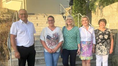 Bild: wro
Bei der Nachbarschaftshilfe Pullenreuth erfolgte ein Wechsel auf dem Posten der Vorsitzenden: Auf Christine Gärtner (Dritte von links) folgt Sandra Pinzer (Zweite von links). Die Arbeit von Christine Gärtner würdigte Bürgermeister Hubert Kraus (links). Über die Fortführung der ehrenamtlichen Nachbarschaftshilfe freuten sich auch Zweite Bürgermeisterin Christa Bayer und die Stellvertretende BRK-Kreisvorsitzende Eva Freifrau von Podewils (von rechts).