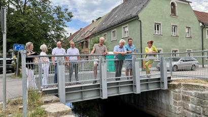 Bild: Eichl
Der Markt lässt das Geländer am hinteren Teil des Floßbachs analog der neuen Brücke Püchersreuther Straße erneuern. Der Bauausschuss hat nach einer Ortsbesichtigung grünes Licht gegeben.