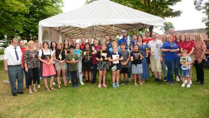 Bild: bey
Vorsitzende Martina Lorenz (rechts), als Gast Johann Kneissl, Vorsitzender des 1. SKV Weiden und Zweite Bürgermeisterin Andrea Lang (vordere Reihe, von links) überreichten den Siegern und Platzierten die bei der Stadtmeisterschaft im Kegeln gewonnenen Pokale.