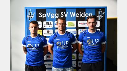Bild: Nachtigall
Fußball-Bayernligist SpVgg SV Weiden stellte am Montagabend drei weitere Neuzugänge vor: Martin Ruda, David Bezdicka und Samuel Höng verstärken künftig den Aufsteiger.
