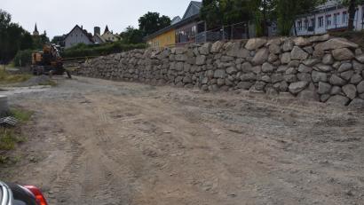 Bild: fz
Das wird der Amalienweg. Besonders fällt die aufwendige Natursteinmauer ins Auge.