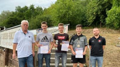 Bild: btb
SCE-Sportvorstand Michael Brüchner (rechts) und Tischtennis-Abteilungsleiter Dieter Sporr (von links) ehren die Erstplatzierten bei der U19 Luca Hey (zweiter Platz), Vereinsmeister Nico Legath und Leon Fees (Rang drei).