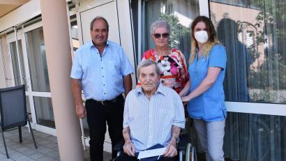 Jubilar Ottmar Bäuml (vorne) zusammen mit Tochter Gerlinde (hinten), Pflegerin Nadine und Drittem Bürgermeister Josef Schwägerl.
