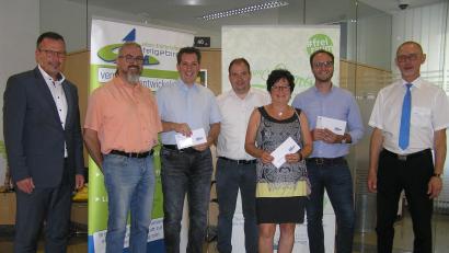 Bild: öt
Raiffeisen-Vorstand Joachim Geyer (von links) überreichte mit Berater Peter Erhart (rechts) an Frank Bauer, Michael Brucker und Raphael Kohlhofer von der Fichtelgebirgs-Sommerlounge Brand, Monika Horn von der Feuerwehr Ebnath und Maximilian Rubenbauer von der Kolpingfamilie Ebnath jeweils Zuwendungen von 500 Euro.