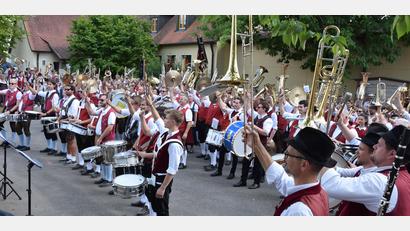 Bild: bö
Annähernd 400 Musiker aus neun Blaskapellen erweisen mit dem Gemeinschaftschor und dem Musikantengruß der Jurablaskapelle Pilsheim zum 50-jährigen Bestehen ihre Referenz.
