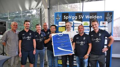 Bild: Dagmar Nachtigall/exb
Die beteiligten Ärzte in der Mitte (von links) Dr. Ahmed Mestan, Michael Hoffmann und Michael Kurz mit Vorstandsmitglied Kurt Seggewiß (links außen).