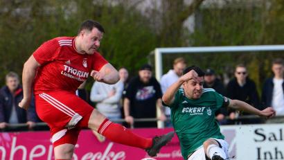 Bild: ham
Allzu oft wird Bastian Lobinger (links/Szene aus einem Spiel gegen den FC Wernberg mit Andreas Wagner) am Dienstag im Pokal nicht zum Abschluss kommen. Der Pfreimder Stürmer war zusammen mit dem Vilzinger Kapitän Cristoph Schwander im DFB-Stützpunkt in Schwarzenfeld.