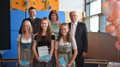 Bild: bnr
Als Schulbeste mit einem Notendurchschnitt von 1,0 legten (von links) Laura Fischer, Theresia Unger und Anika Meier die Prüfungen ab. Es gratulierten Landrat Thomas Ebeling, Schulleiterin Hannelore Reil-Heining und Konrektor Johann Vollath.