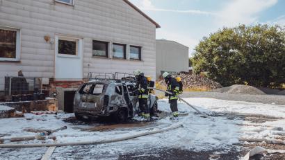 Bild: sfo
Ein Dienstfahrzeug des Bärnauer Bauhofs brannte am Dienstagvormittag vollständig aus. Die Feuerwehrleute konnten das Feuer innerhalb weniger Minuten löschen.