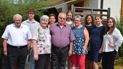 Bild: bnr
Im Kreise ihrer Familie feierten Maria und Josef Nierderalt das Fest der Diamantenen Hochzeit. Zu den Gratulanten gehörten auch Bürgermeister Johann Wilhelm (links) und seine Stellvertreterin Anita Bauer (Vierte von rechts).