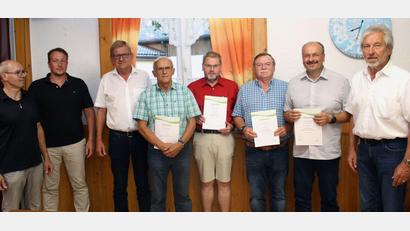 Bild: bec
Den treuen Siedler-Mitgliedern gratulierten Vorsitzender Peter Kraus, sein Stellvertreter Markus Burger, Dritter Bürgermeister Norbert Schuller (von links) und stellvertretender Bezirksvorsitzender Arthur Weber (rechts). Zur Auszeichnung waren Gerhard Wurm, Johann Machka, Norbert Neid und Christian Weiß erschienen (von links).