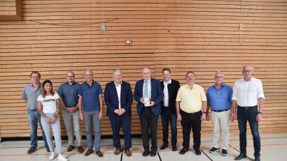 Bild: Andreas Royer
Wolfgang Hirmer (Sechster von links) erfuhr zum Abschied höchste Wertschätzung durch Landrat Richard Reisinger (Fünfter von links) und die Vertreter aller Fraktionen des Kreistages.