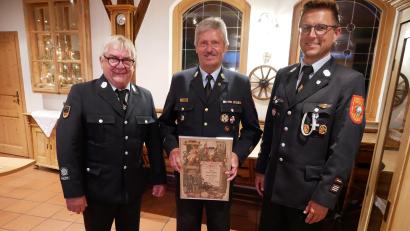 Bild: hmr
Das neue Ehrenmitglied der Freiwilligen Feuerwehr Waldsassen KBI a.D. Lorenz Müller (Mitte) bei seiner Verabschiedung aus dem aktiven Dienst mit Vorsitzendem Dr. Wolfgang Fortelny (links) und Kommandant Tobias Tippmann (rechts).