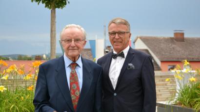 Bild: as
Karl Berr (links) ist jetzt Träger der goldenen Ehrenmedaille der Stadt Tirschenreuth. Bürgermeister Franz Stahl dankte ihm für seinen langen Einsatz in der Kommunalpolitik.