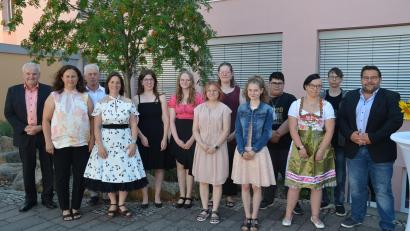 Bild: ak
Hinter Klassenlehrerin Stefanie Danzer (Vierte von links) liegt ein „interessantes und buntes Jahr“. Auch sie gratulierte den Schulbesten Alina Söllner (Fünfte von links), Anna-Maria Findeis und Angelina Gößner (Fünfte und Sechste von rechts).