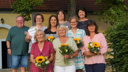 Bild: bk
Das Leitungsteam der TSG-Turnabteilung mit Geehrten (vorne, von rechts): Maria Englert, Melanie Tafelmeyer, Anita Bauer, Gerlinde Wagner; (hinten, von rechts) Birgit Schatz, Verena Tafelmeier, Gudrun Heibl, Andrea Schimmer. Auch Ehrenmitglied Werner Windisch gratuliert.