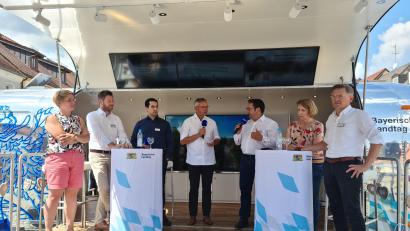 Bild: sne
Bei der Diskussion am Landtagstruck geht es hei zu – und manchmal auch hitzig. Im Bild die Abgeordneten (von links) Anna Schwamberger, Christoph Skutella, Stefan Löw und (von rechts) Tobias Reiß, Annette Karl und Tobias Gotthard mit Moderator Rüdiger Nowak vom Bayerischen Rundfunk.