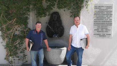 Bild: Portner
Der letzte Vorsitzende des Tourismusvereins Oberviechtach, Tobias Ehrenfried (rechts), blickt zusammen mit seinem Vorgänger Hermann Deyerl am Doktor-Eisenbarth-Brunnen am Marktplatz auf die Vereinsgeschichte zurück.