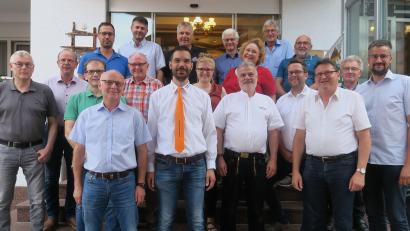 Bild: Rudolf Hirsch/exb
Die Schreiner-Innung Schwandorf wählte eine neue Vorstandschaft und ehrte langjährige Mitglieder. Obermeister bleibt Fabian Kraus (vorne mit Krawatte).