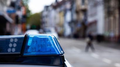 Symbolbild: Philipp von Ditfurth/dpa/Symbolbild
Ein Einsatzfahrzeug der Polizei steht am Straßenrand.