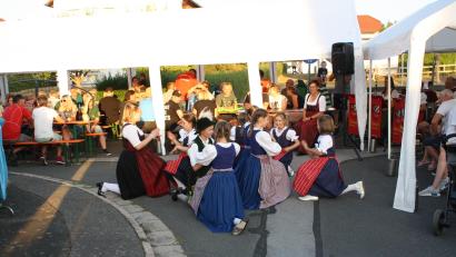 Bild: bjp
Beim Trabitzer Spielplatzfest lässt die "Haidnaabtaler"-Trachtenjugend zur Freude der Gäste bei ihrem Tanz das Spinnradl drehen..