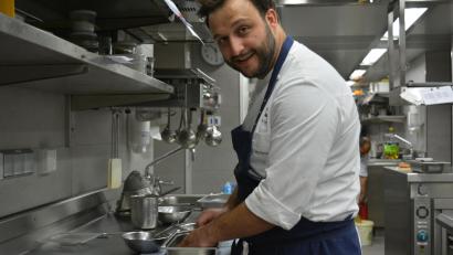 Bild: Lorenz, Kira [knz]
Sternekoch Christian Fleischmann hat sich zwei Freunde in seine Küche eingeladen.