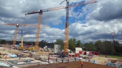 Bild: Landratsamt Tirschenreuth/exb
Reger Betrieb herrscht beim Neubau der Realschule Kemnath. Die Baufortschritte sind gut erkennbar.