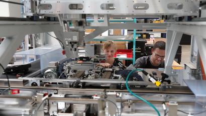 Bild: Wolfgang Steinbacher
Trotz aller Krisen: Die Auftragsbücher bei Baumann Automation sind prall gefüllt, die Produktion läuft auf Hochtouren. Der Mittelständler steht sehr stabil da.