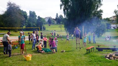 Archivbild: fvo
Ein Bild aus dem Jahr 2021: Am Waldthurner Badeweiher fand im vergangenen Jahr ein Spielefest statt. In diesem Jahr lädt das Junge Landvolk und die KLB Familiengruppe wieder zu einer Neuauflage ein.