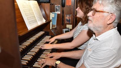 Bild: hcz
Luis Denz und seine Tochter Mirijam gestalteten am Samstag gemeinsam die „Musikalische Mittagsandacht“ in der Stadtpfarrkirche St. Josef.