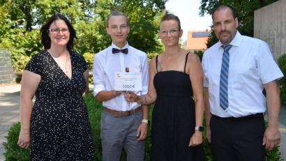 Bild: dob
Sonja Gerth aus Waldthurn (Zweite von rechts) setzt sich seit ihrer Krebserkrankung für "Fuck Cancer" ein. Die Schüler am Sonderpädagogischen Förderzentrum erlaufen mit Spenden 1050 Euro für die Organisation, die Schulleiter Michael Raab (rechts) und Konrektorin Alexandra Bayer (links) nun bekannt gaben.