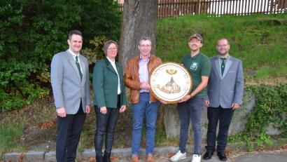 Bild: gi
Hermann Ach (Mitte) überreichte seine gestiftete Kapellen-Jubiläumsscheibe mit Schützenmeisterin Claudia Kraus und Sportleiter Johannes Hanauer (von links) an den Gewinner Jonas Weiß (Zweiter von rechts). Dazu gratulierte auch Vorstandsmitglied Stephan Wittmann (rechts). Johannes Hanauer gab die Gewinner der Brotzeitscheibe bekannt.