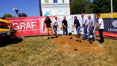 Bild: bkr
Sieben kleine Schaufeln und ein kleiner Sandhaufen für eine große Aufgabe. Der Spatenstich für den Glasfaserausbau in Immenreuth ist erfolgt: (von links) die Poliere Stephan Reindl und Roland Söllner, Projektleiter Roland Vetter vom Bauunternehmen Markgraf, Bürgermeister Thomas Kaufmann, Kommunalbetreuer Frank Langwieser und Bauleiter Robert Siedelmann von der Leonet AG sowie Bauleiter Joel Flach.