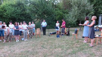 Bild: jzk
„Segen sei mit dir, Sommerfreude leuchte dir“, wünschte Stadtpfarrer Thomas Kraus (Mitte) allen Gläubigen.