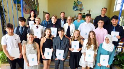 Bild: hai
Die erfolgreichen Absolventen der Werner-Porsch-Mittelschule mit den Jahrgangsbesten Leonie Semba, Meik Kosmin (vorne, Dritte und Vierter von rechts) und Mustafa Sahin (rechts), zusammen mit Klassenleiter Philipp Wisniewski, Elternbeiratsvorsitzender Heike Geier, Rektorin Hedwig Forster und Bürgermeister Christian Porsch (hinten von rechts).