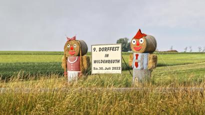 Bild: njn
Der Hinweis auf das 9. Dorffest in Wildenreuth am kommenden Samstag, 30. Juli, ist an der B 22 bei Frodersreuth schon von Weitem zu sehen.