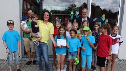 Bild: ads
Beim Schulfest übergeben einige Erstkommunionkinder den Erlös von 560 Euro an Franziska Hartl von Flika (vorn, Zweite von links). Mit dabei auch Pfarrer Josef Irlbacher (hinten rechts) und Pastoralreferent Andreas Hornauer (hinten links).