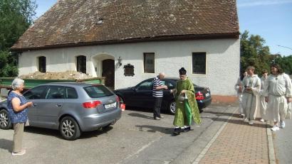 Bild: gm
Ruhestandspriester Josef Dotzler geht auf dem Pittersberger Kirchplatz mit seinen Messdienern von Fahrzeug zu Fahrzeug, spendet das Weihwasser und überreicht ein geweihtes Kreuzlein für immer gute Fahrt.