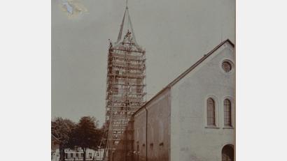 Repro: dob
Im Jahr 1890 war der Kirchturm der damaligen Simultankirche eingerüstet. Genau wie heute. Wolfgang Pröls erinnerte sich deshalb an ein Bild, das seiner Großmutter Barbara Pröls, geborene Lehner, gehörte.