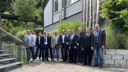 Bild: Benedikt Wilhelm/Kaminkehrerinnung Oberpfalz/exb
Die Vorstandsmitglieder (von links nach rechts) Stöckl, Großmüller, Schäffer, Reber, Weiß, Schätzler, Wilhelm, Köbler, Altmann, Schärl, Spandl und Wiesinger zeigt das Bild.