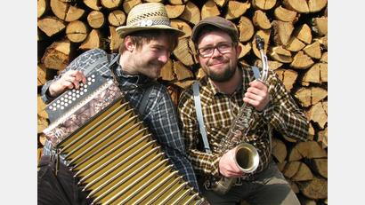 Bild: Original Bauernsfünfer
Uli Radl und Dominik Niklas (von links) alias "Original Bauernsfünfer" haben den Dialektpreis Bayern gewonnen.
