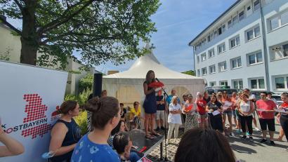 Bild: Benjamin Hannes/IG BCE
Rund 100 Beschäftigte von Synlab Weiden versammeln sich am 18. Juli im Hof des Unternehmens zu einer Kundgebung. Das Thema: die Tarifrunde.