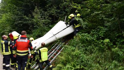 Bild: Zema-Medien/dpa
Feuerwehrleute bergen das Wrack eines abgestürzten Ultraleichtflugzeugs aus dem Dickicht eines Waldes im Landkreis Freihung-Grafenau.
