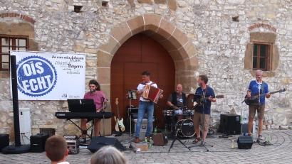 Bild: rha
Die Band "Ois echt" auf Burg Dagestein. Nicht nur das Publikum ist von Tobias Rauscher (links) und seiner Hymne auf Vilseck begeistert. Auch seine Bandkollegen lauschen dem gefühlvollen Vortrag.
