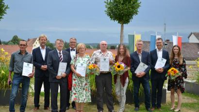 Bild: as
Sieben Verdienstmedaillen überreichte Bürgermeister Franz Stahl (Vierter von links). Das Bild auf der Terrasse der Fronfeste zeigt von links Jürgen Steiner, Professor Wolfgang Baier, Bruno Klemsche, Regina Löffler-Klemsche, Norbert Grüner mit Ehefrau Edeltraud Böhm-Grüner, Werner Schirmer und Franz Häring mit Tochter Marie.