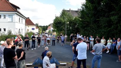 Bild: Stephan Huber
Anwohnerversammlung in der Gümbelstraße: Thema waren die Bordsteinkanten und die Sicherheit der Kinder während der Baumaßnahmen.