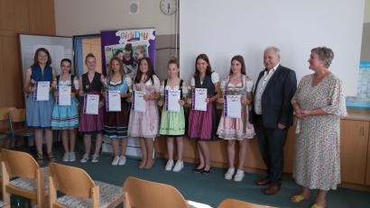 Bild: Girls Day Akademie/exb
Die diesjährigen Teilnehmerinnen der Girls’Day Akademie Nabburg mit ihren Zertifikaten, Hermann Brandl (bayme vbm, Geschäftsführer der Geschäftsstelle Oberpfalz) und Michaela Heindl (Projektbetreuerin der Girls’Day Akademie Nabburg)-von li

Bei Rückfragen können Sie sich jederzeit melden.