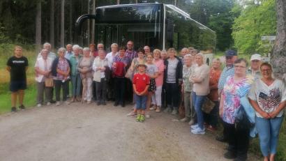 Bild: twg
Viele Seniorinnen und Senioren nahmen an der Busfahrt zum Waldhaus teil, Seniorenbeauftragte Sandra Pinzer (rechts) freute sich darüber.